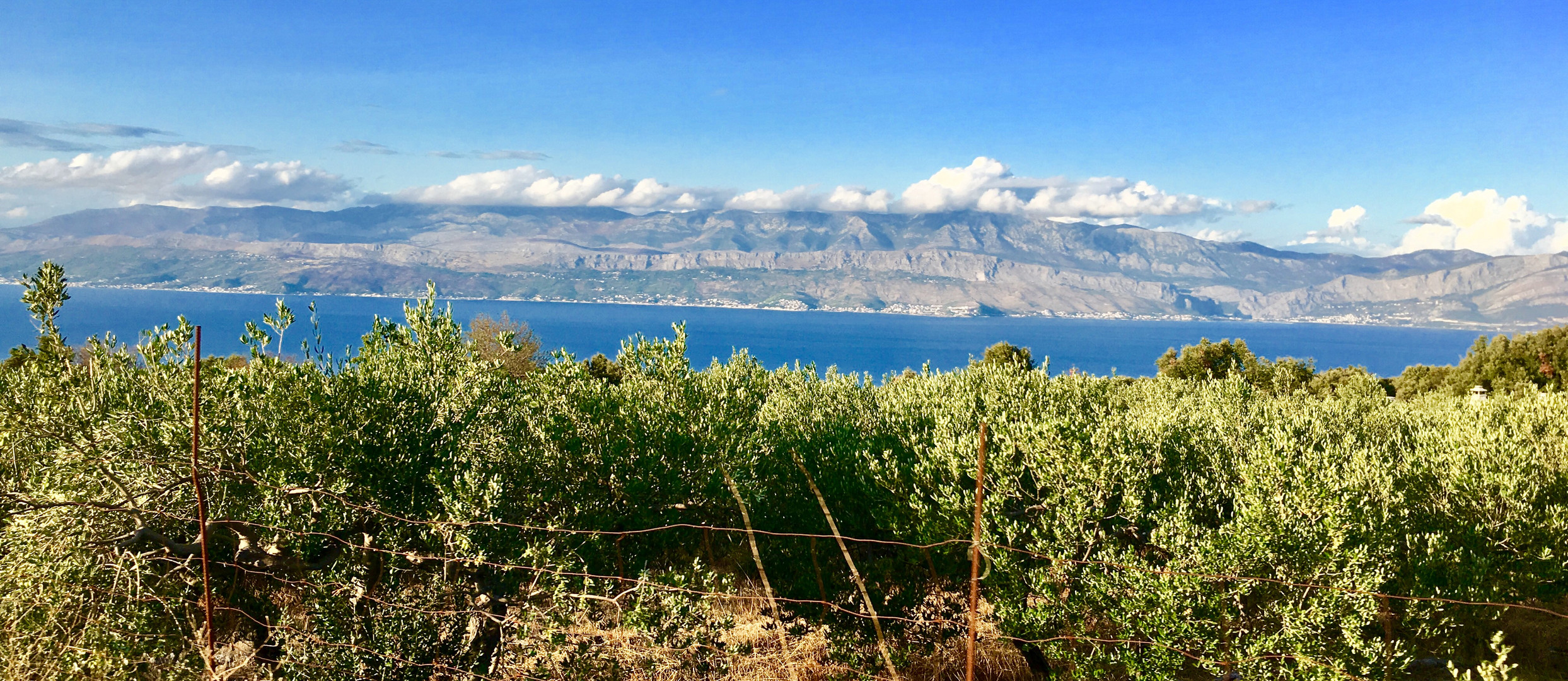 die Erde das Meer die Berge und der Himmel mit all seinen Wolken