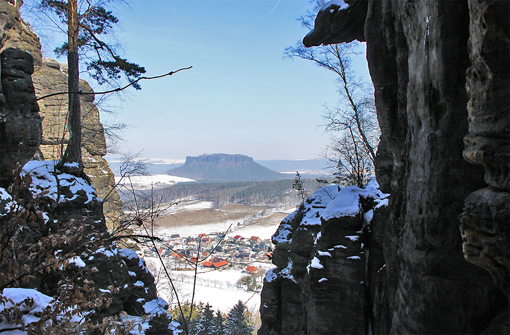 Die erste Klippe eines völlig vereisten steilen Steintreppenweges war gerade...