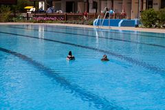 die ersten Badegäste im Freibad