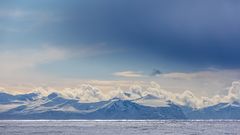 die ersten berge tauchen auf