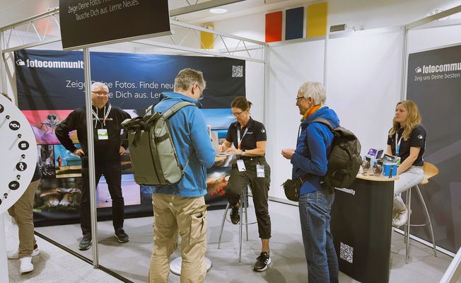 Die ersten Besucher am Stand :)