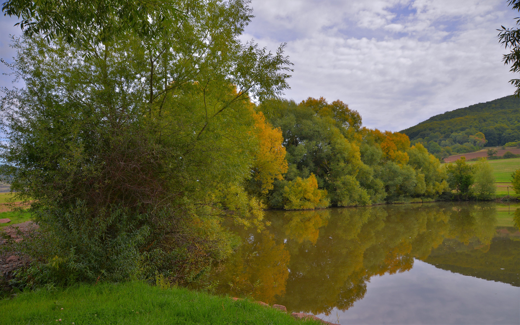 die ersten herbstlichen Farben am See