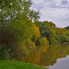 die ersten herbstlichen Farben am See