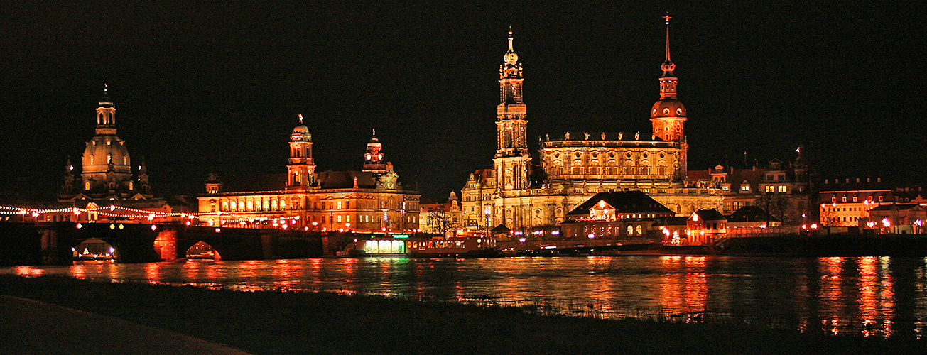 Die ersten Nachtbilder bei der ersten Warnstufe mit Pegel 4.42 m der Elbe bei Dresden