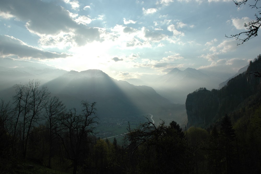 Die ersten Sonnenstrahlen am frühen Morgen