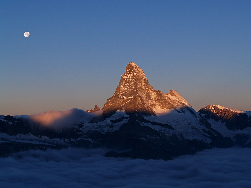 Die ersten Sonnenstrahlen am Matterhorn