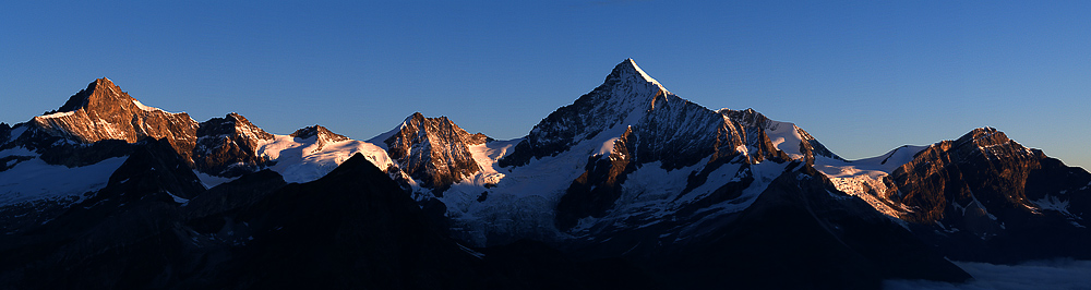 Die ersten Sonnenstrahlen am Weisshorn