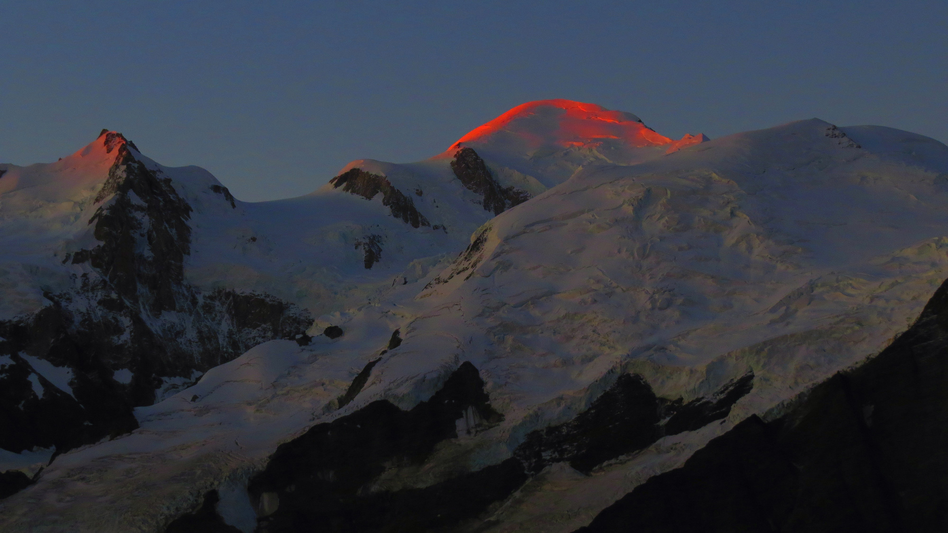 Die ersten Sonnenstrahlen auf dem Mont Blanc, gesehen von der Aiguillette des Houches