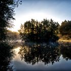 Die ersten Sonnenstrahlen des Tages im Nebel verfangen.