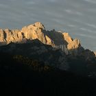 Die ersten Sonnenstrahlen erreichen den Dürrenstein (Pragser Dolomiten).