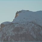 Die ersten Sonnenstrahlen erreichen den Untersberg.