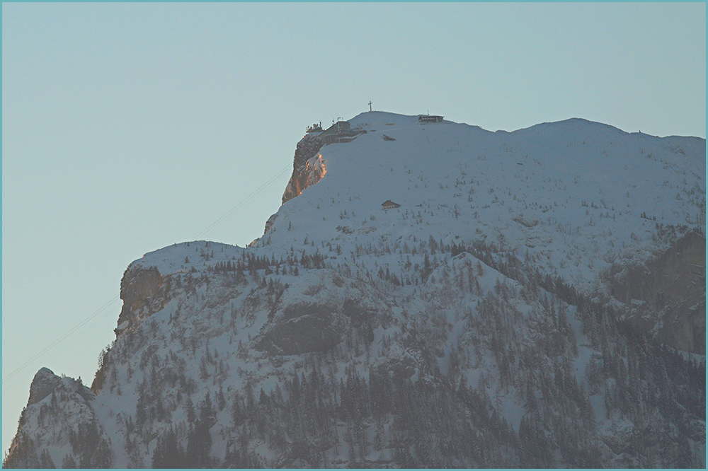 Die ersten Sonnenstrahlen erreichen den Untersberg.