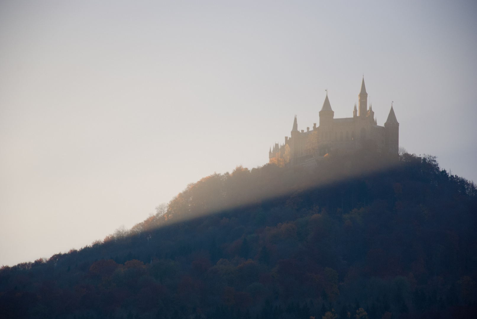 Die ersten Sonnenstrahlen erreichen die Burg