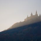 Die ersten Sonnenstrahlen erreichen die Burg