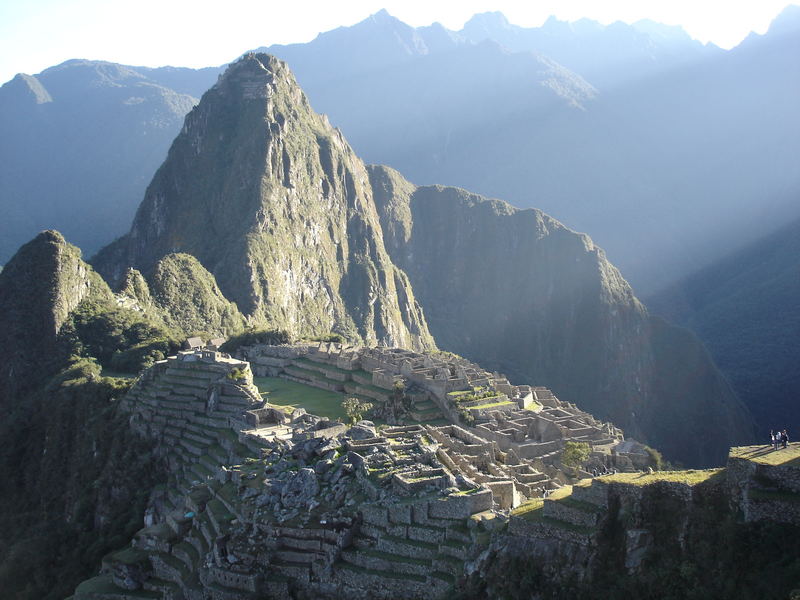 Die ersten Sonnenstrahlen erreichen Machu Picchu