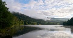 die ersten Sonnenstrahlen kommen in das Tal