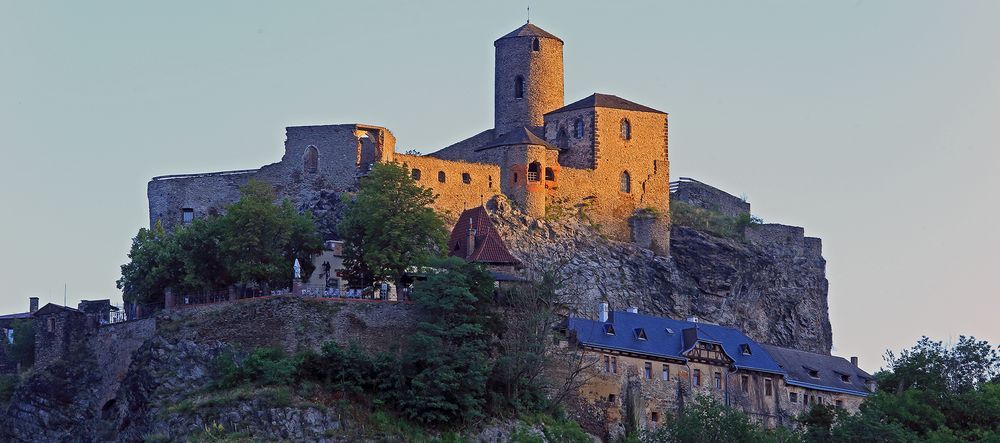 Die ersten Sonnenstrahlen lagen auf der Burg, als ich 6.45 Uhr...