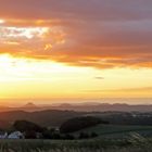 Die ersten Sonnenstrahlen reichten bis zum Gras im Vordergrund...