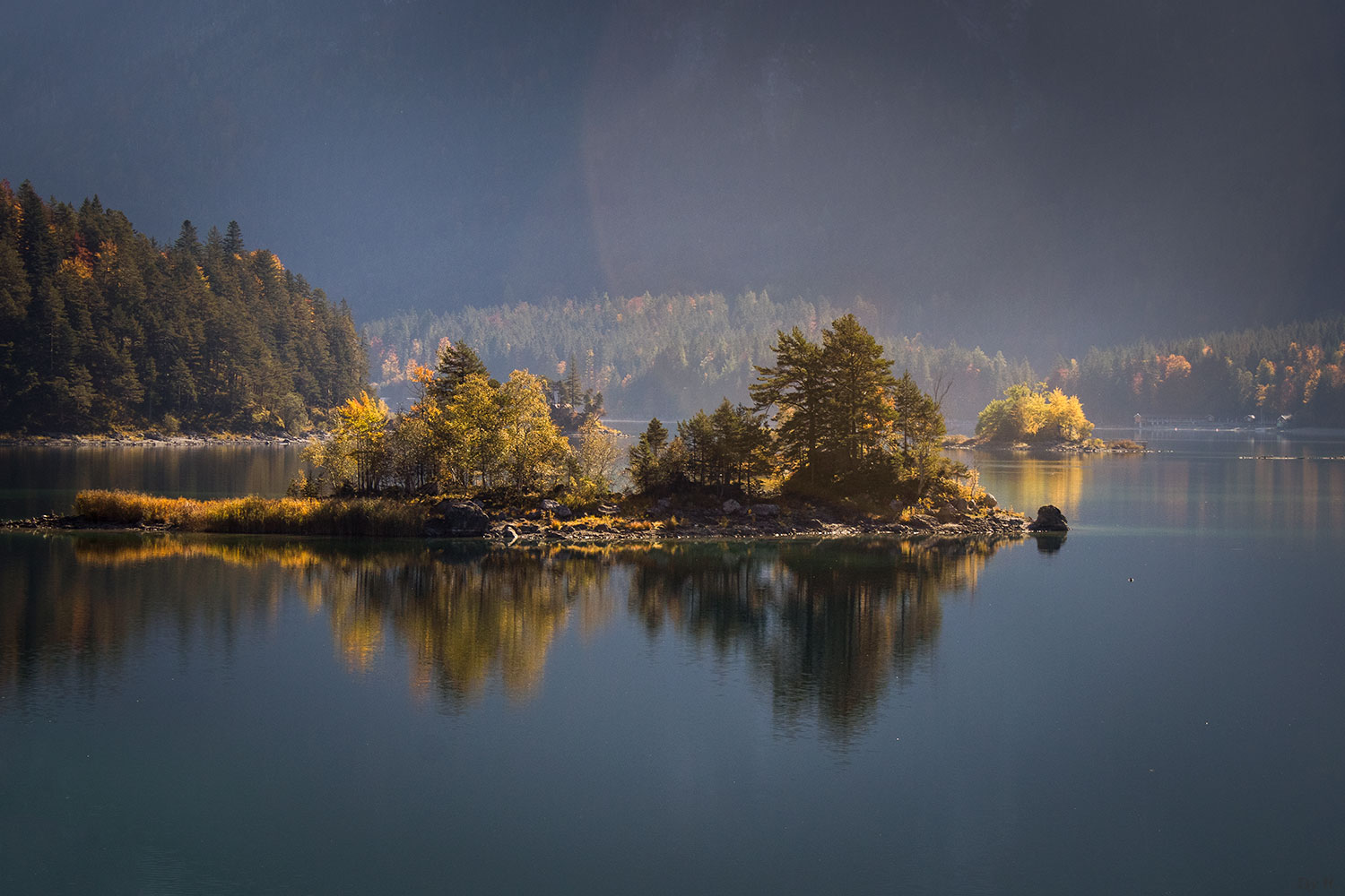 Die ersten Sonnenstrahlen streifen über den See