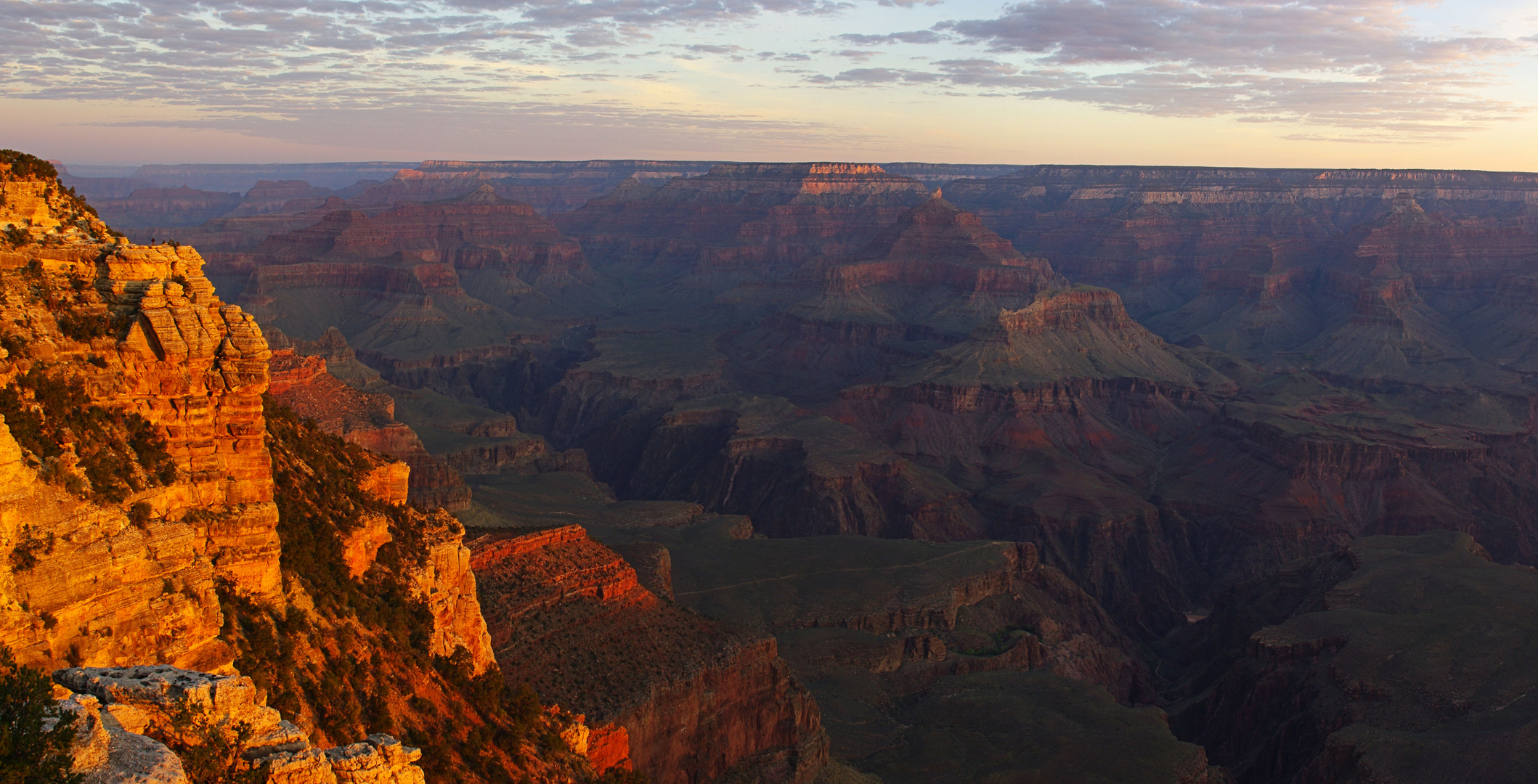 die ersten Sonnenstrahlen treffen die Gipfel am Grand Canyon