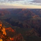 die ersten Sonnenstrahlen treffen die Gipfel am Grand Canyon