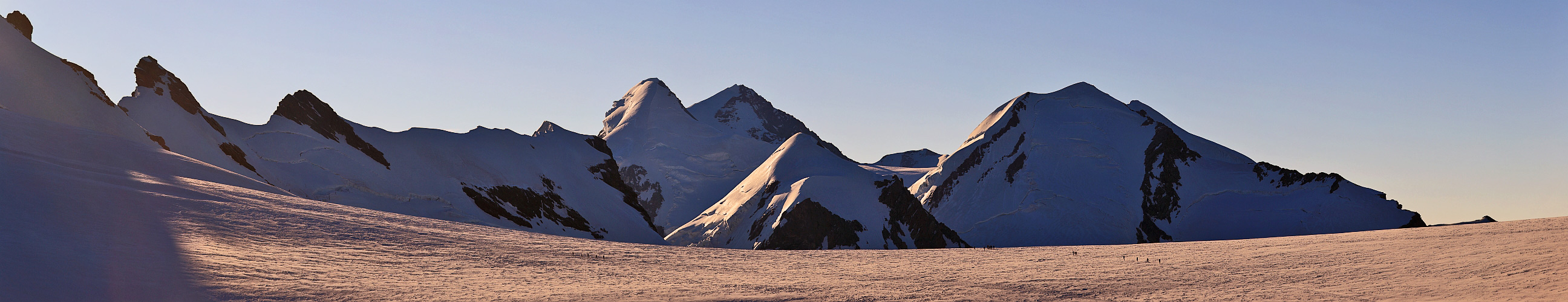 Die ersten Sonnenstrahlen und die Parade der 4000er aus 3800m vom Breithornplateau