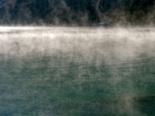 Die ersten Sonnenstrahlen vertreiben den Nebel. - La lumière est plus forte que les ténèbres...