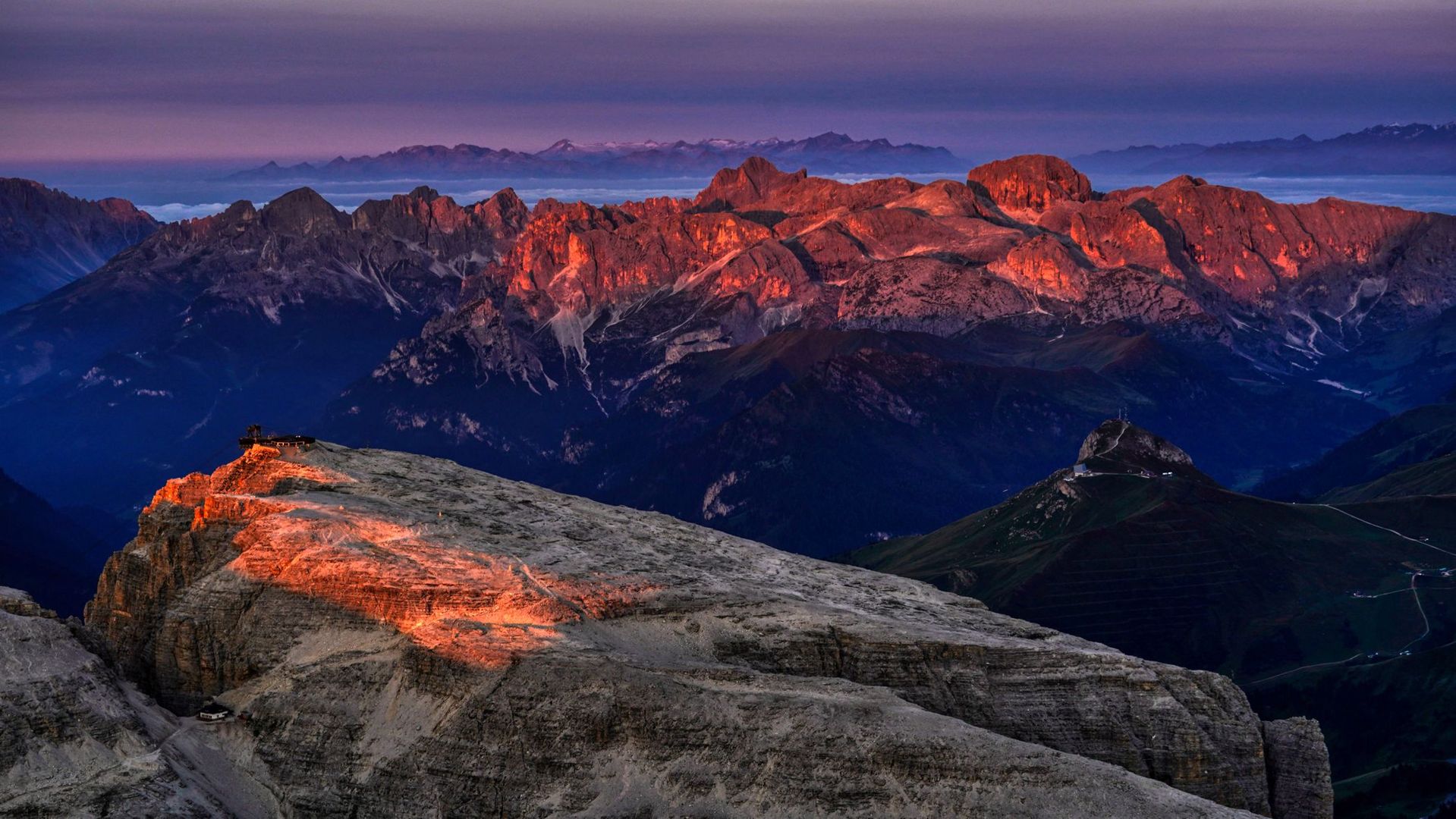 die ersten Sonnenstrahlen vom Piz Boe Dolomiten