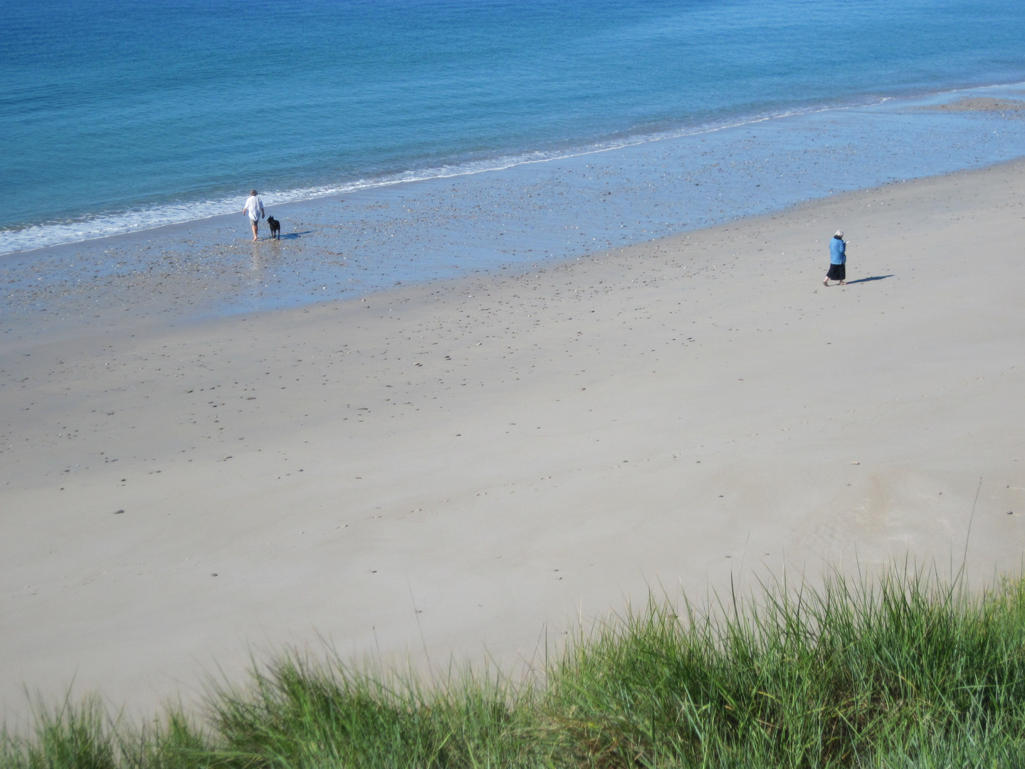 Die ersten Strandgänger am Morgen...