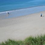 Die ersten Strandgänger am Morgen...