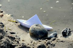 Die ersten Urlauber lassen spuren am Strand von der Insel