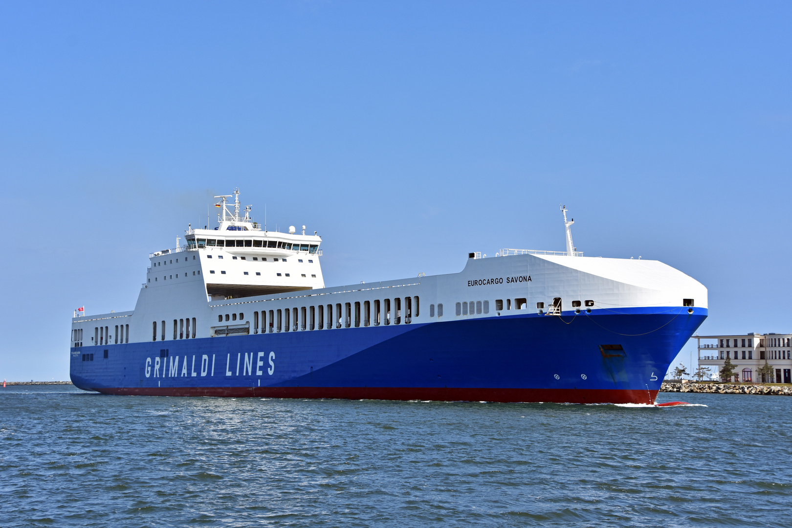 Die "Eurocargo Savona" passiert Warnemünde