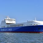 Die "Eurocargo Savona" passiert Warnemünde