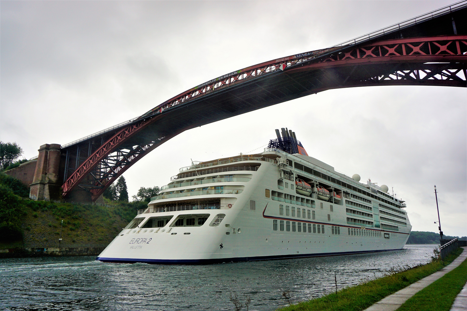 Die Europa 2 unter der Levensauer Hochbrücke.