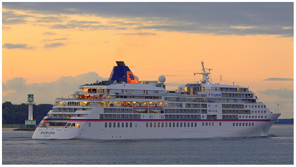 Die EUROPA auf der Kieler Förde 19.9.2015 ... Stimmungsvoller Start der Kreuzreise ...