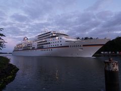 Die EUROPA heute morgen auf dem Nord-Ostsee-Kanal