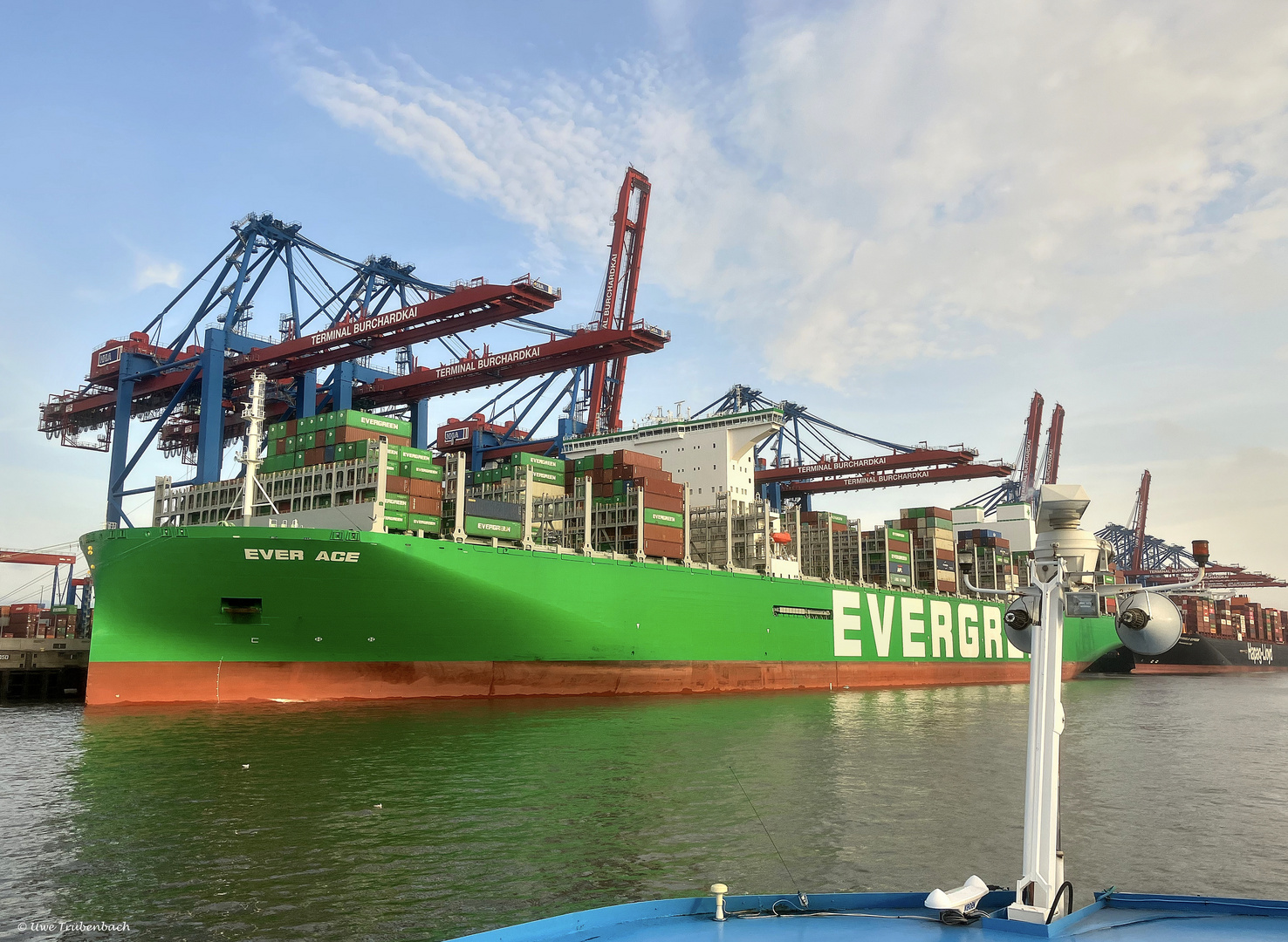 Die "Ever Ace" im Hamburger Containerhafen