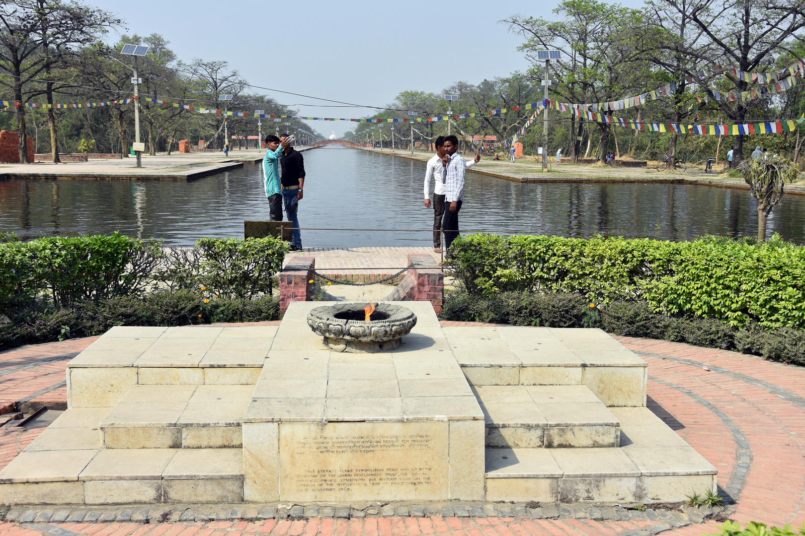 Die ewig brennende Friedensflamme im Friedenspark von Lumbini