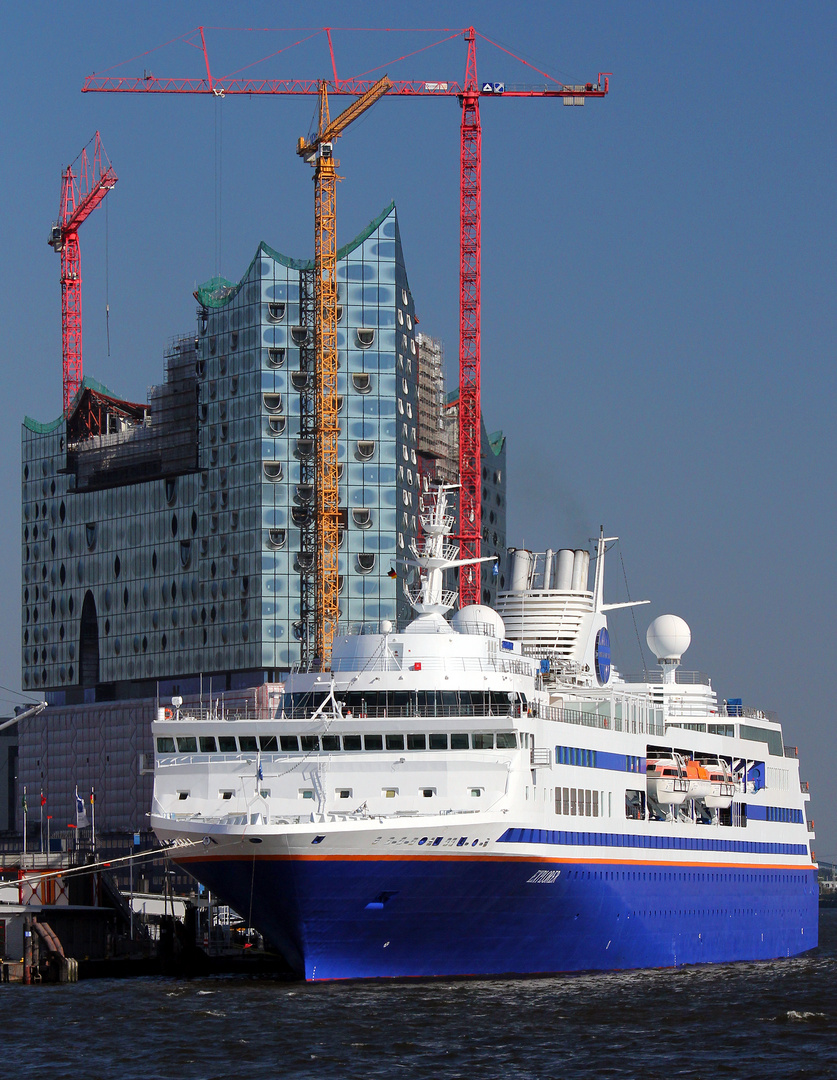 Die "Explorer" vor der Elbphilharmonie, Hamburg