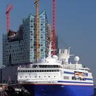 Die "Explorer" vor der Elbphilharmonie, Hamburg