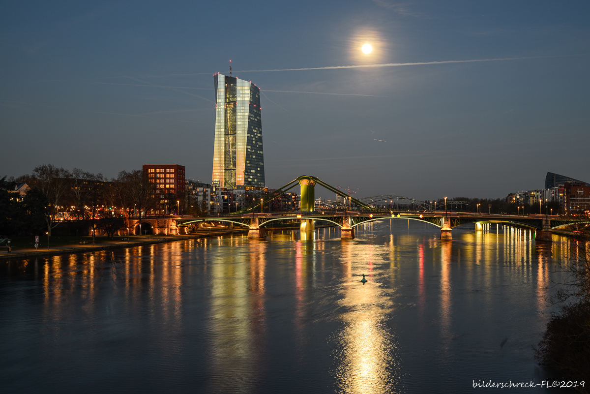 Die EZB im Mondschein - Frankfurt am Main