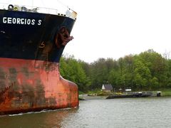 ... die Fähranlegestelle Landwehr sieht recht klein aus gegenüber dem Bulker!