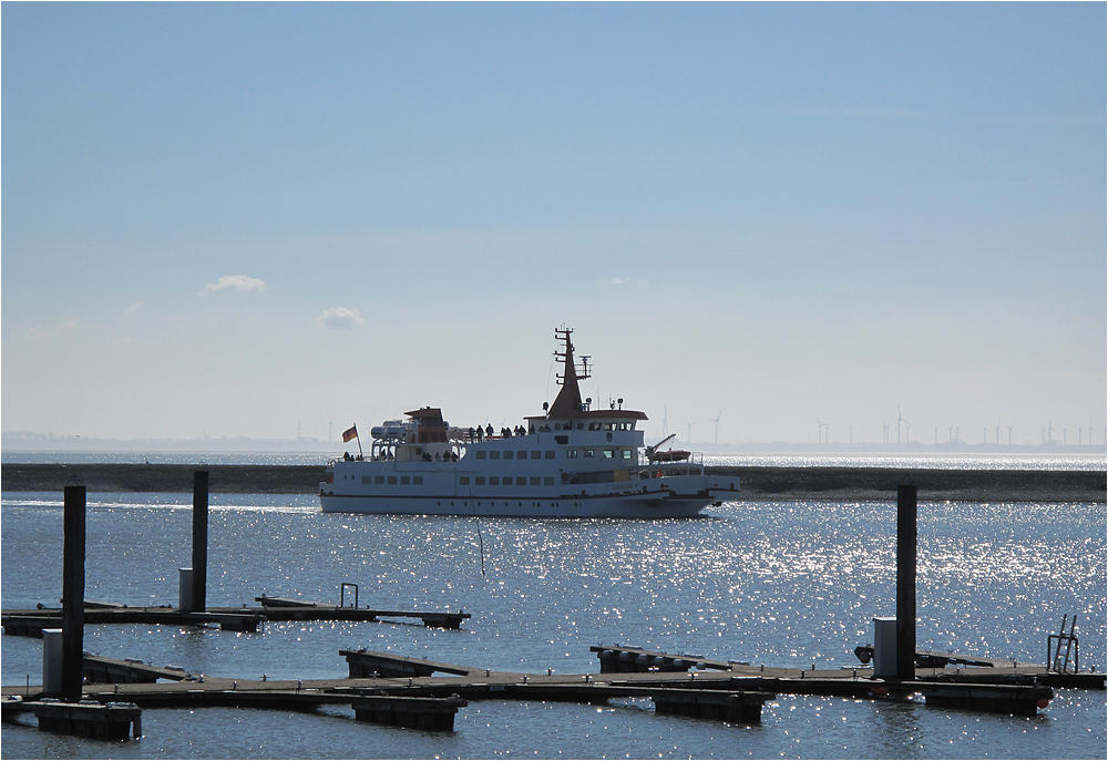 Die Fähre läuft ein im Hafen von Langeoog