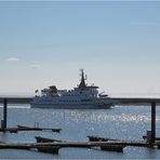 Die Fähre läuft ein im Hafen von Langeoog