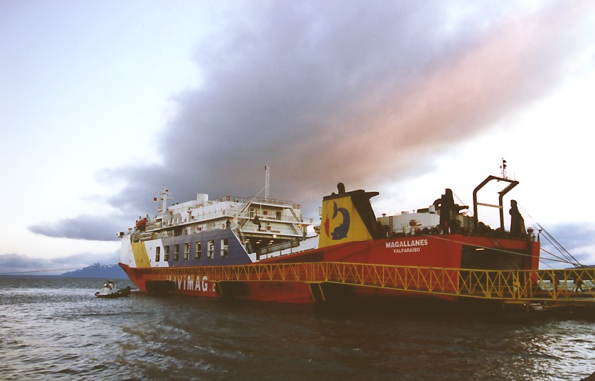 Die Fähre "Magallanes" im Hafen von Puerto Natales