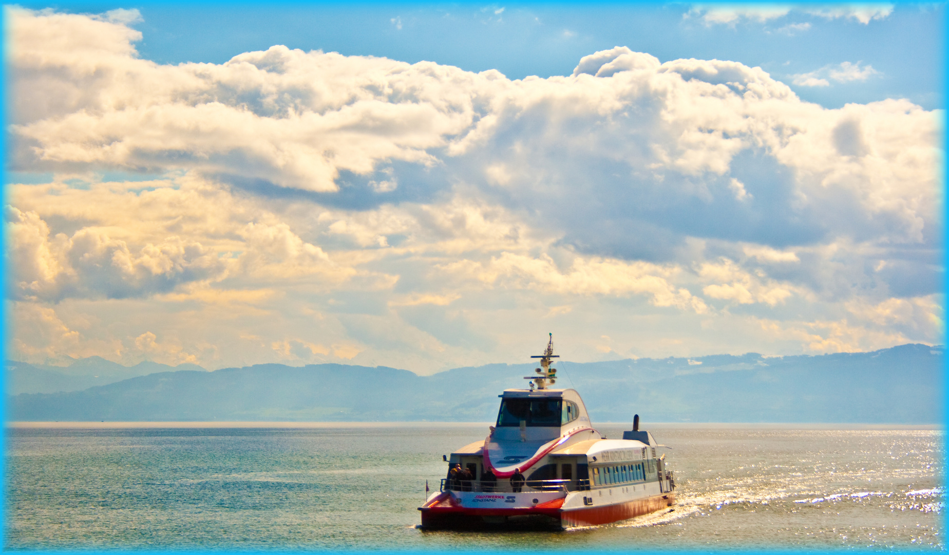 Die Fähre über dem Bodensee von Friedrichshafen zur Schweiz