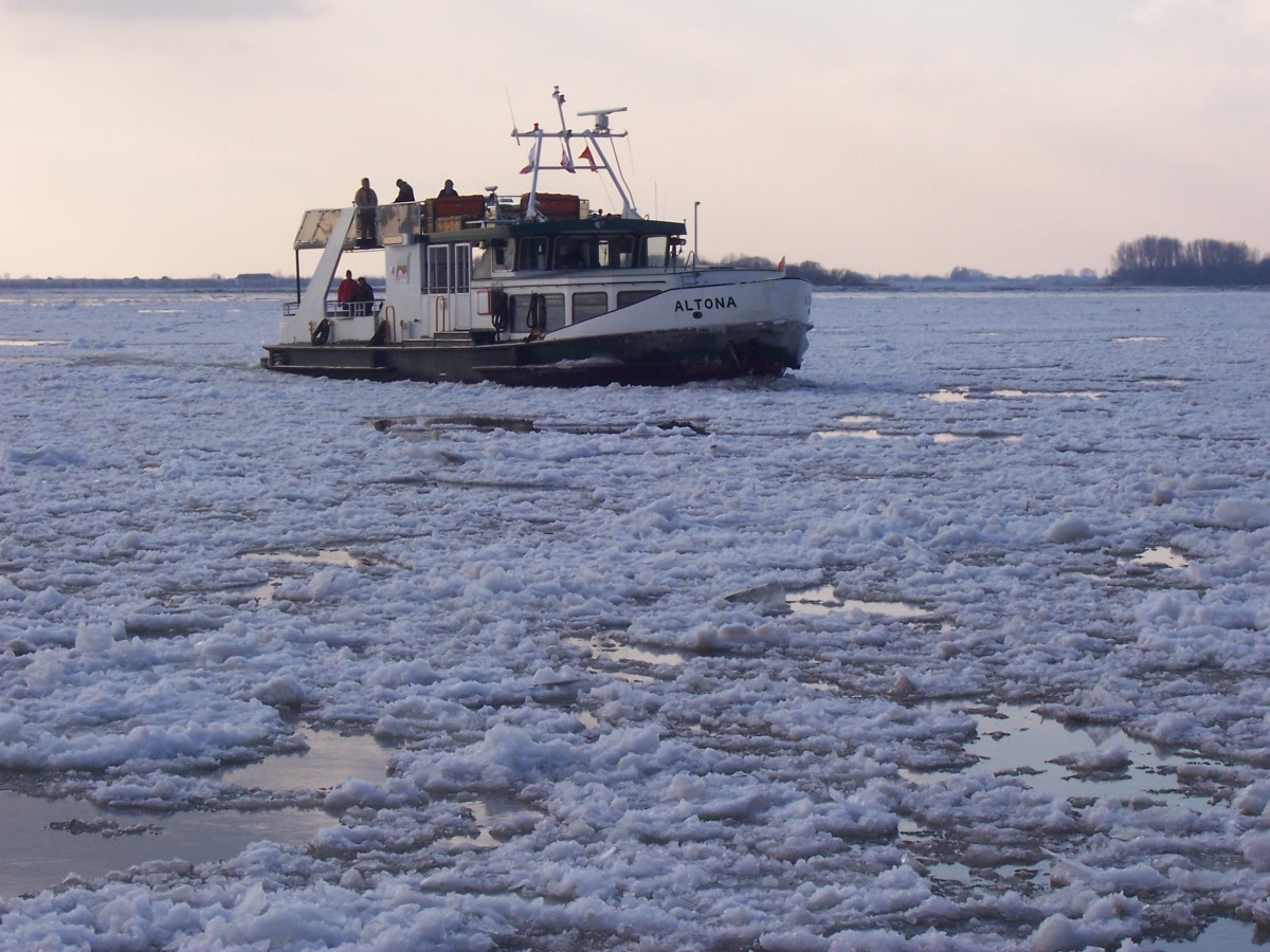 Die Fähre von Cranz kämpft sich durchs Treibeis auf der Elbe