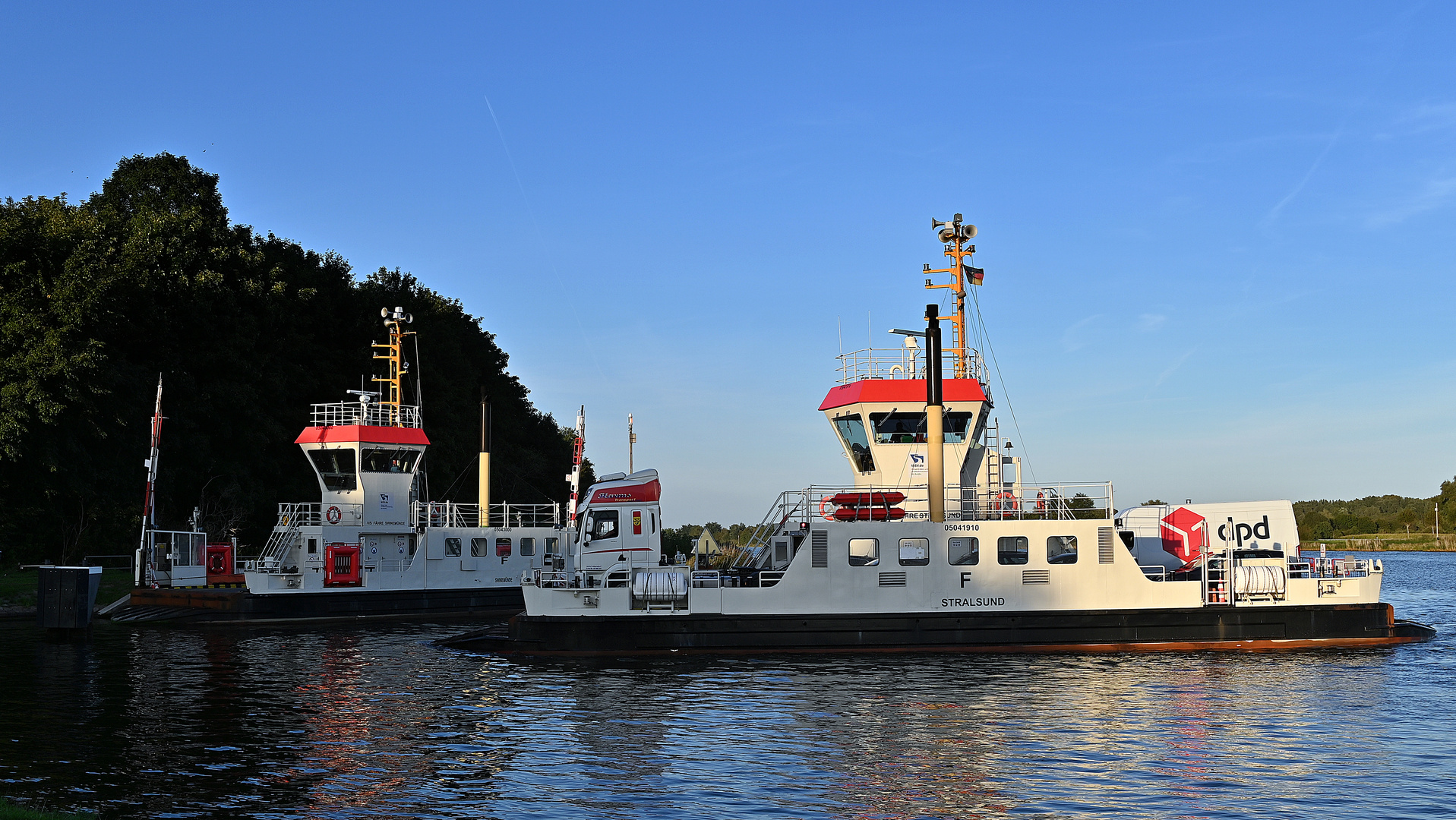 Die Fähren SWINEMÜNDE und STRALSUND am Anleger Breiholz