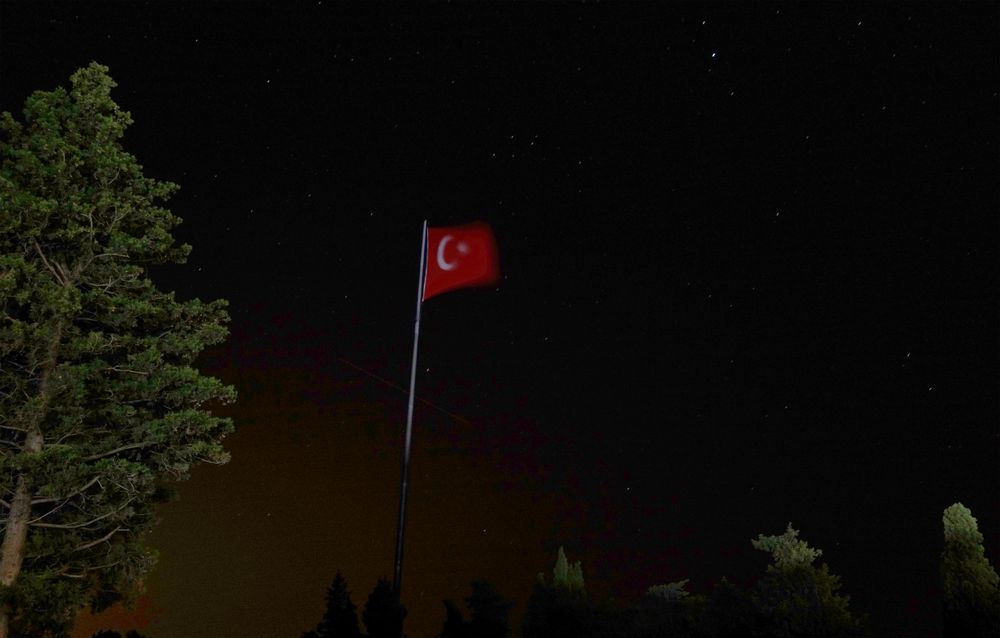 Die Fahne über der Gedenkstätte in Gelibolu (Sehitler Abidesi) in der Nacht