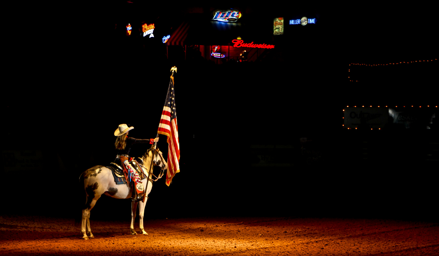 Die Fahnenträgerin des Rodeos in Fort Worth, Texas